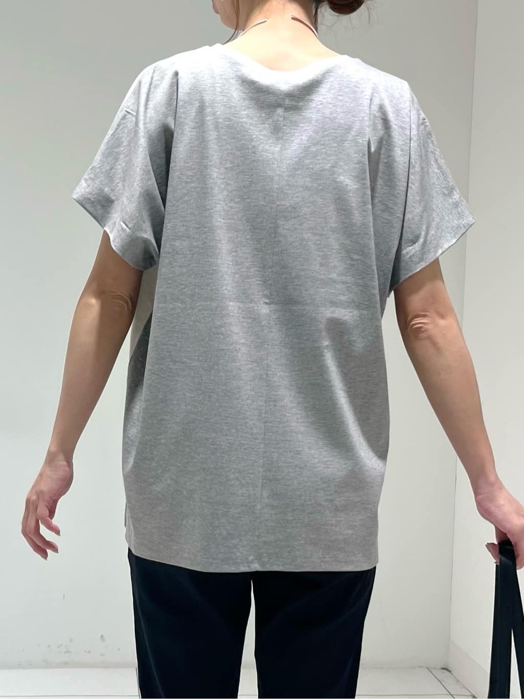 shioriさんの「INDIVI｜【洗える／汗ジミ防止】バイカラー＆アシメヘム Tシャツ」を使ったコーディネート