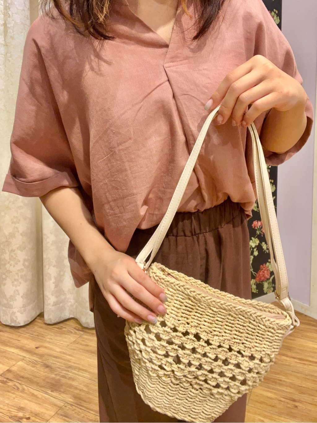 あもさんの「SHOO･LA･RUE｜【S-LL/UV/接触冷感/抗菌防臭】体型を自然にカバー フレンチリネンブレンド襟付ドルマンシャツ」を使ったコーディネート