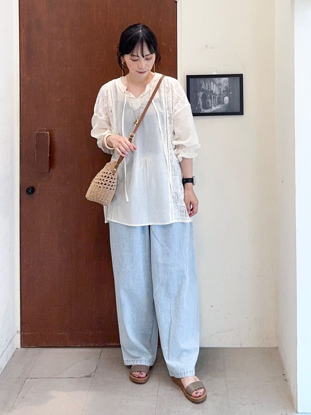𝐇𝐢𝐫𝐨𝐦𝐢さんの「SHOO･LA･RUE｜【着丈選べる】一枚でこなれ見え サイドレースブラウス」を使ったコーディネート