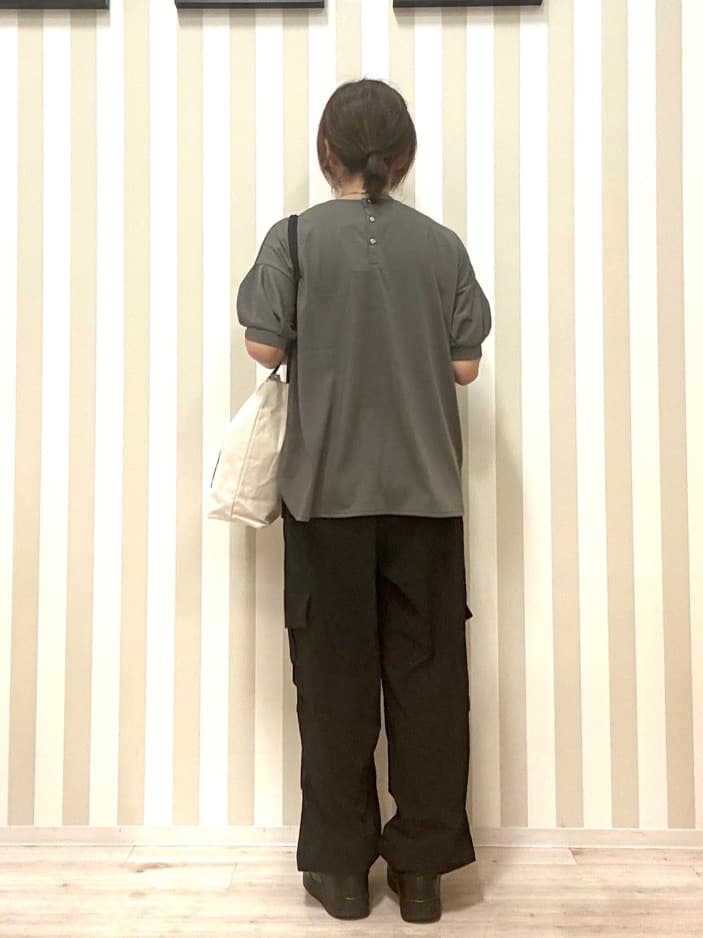 pieceさんの「SHOO･LA･RUE｜【S-LL】ゆるっと楽ちん さらさらカーゴジョガーパンツ」を使ったコーディネート