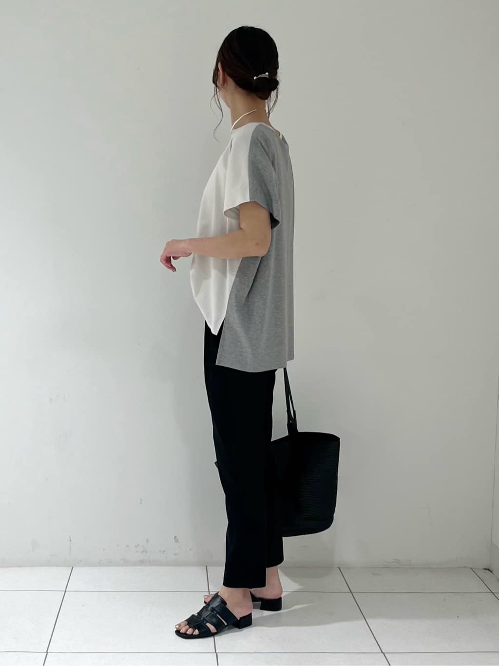 shioriさんの「INDIVI｜【洗える／汗ジミ防止】バイカラー＆アシメヘム Tシャツ」を使ったコーディネート