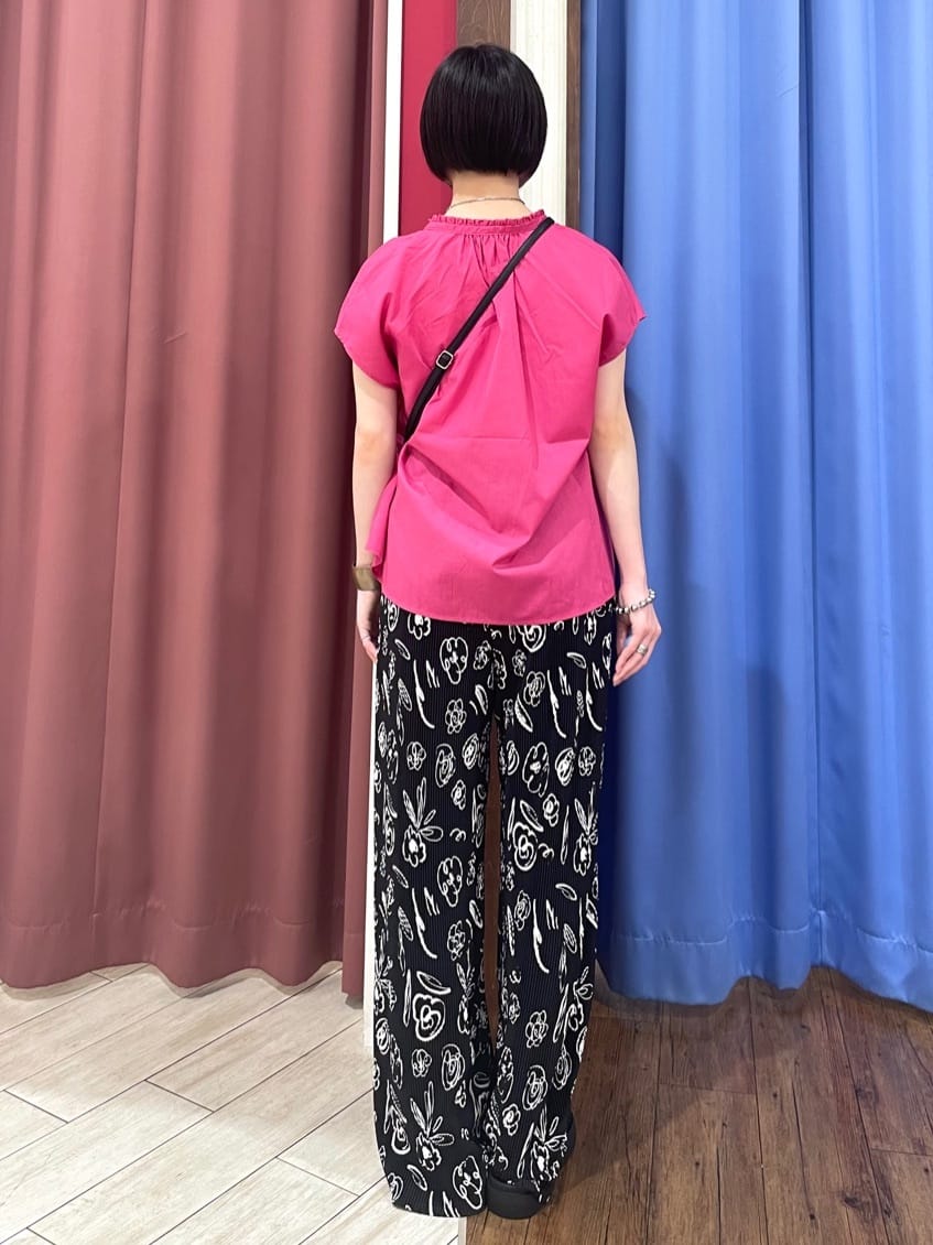 るるさんの「SHOO･LA･RUE｜【洗える/S-LL】プチフリル襟が女性らしい フレンチスリーブシャツ」を使ったコーディネート