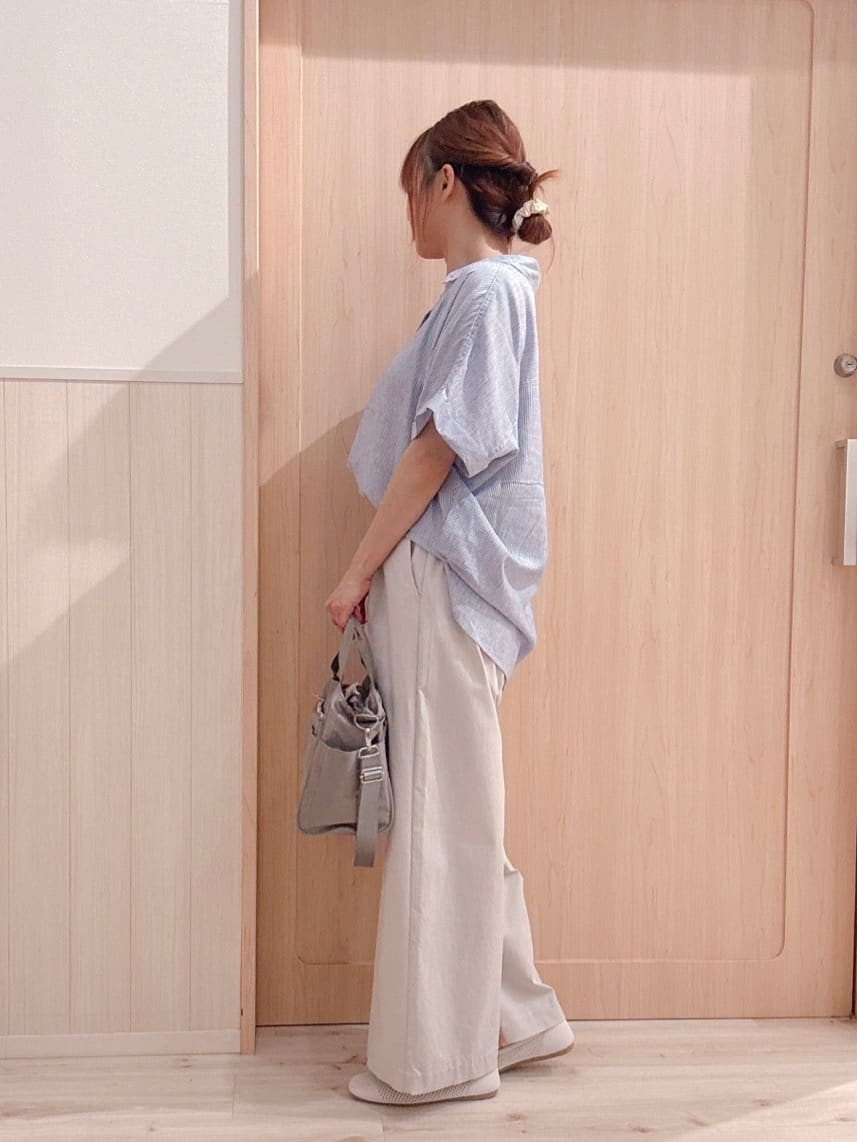 モカさんの「SHOO･LA･RUE｜【S-LL/UV/接触冷感/抗菌防臭】体型を自然にカバー フレンチリネンブレンド襟付ドルマンシャツ」を使ったコーディネート