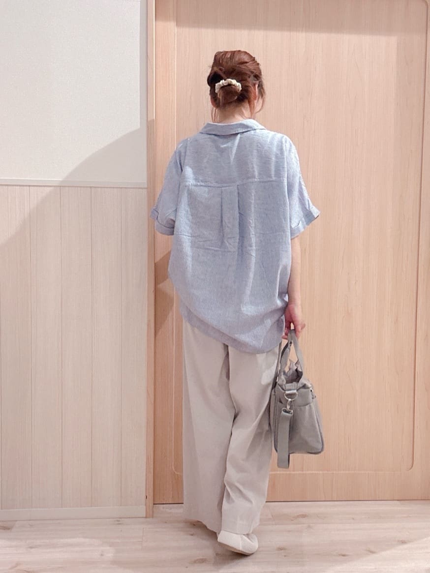 モカさんの「SHOO･LA･RUE｜【S-LL/UV/接触冷感/抗菌防臭】体型を自然にカバー フレンチリネンブレンド襟付ドルマンシャツ」を使ったコーディネート
