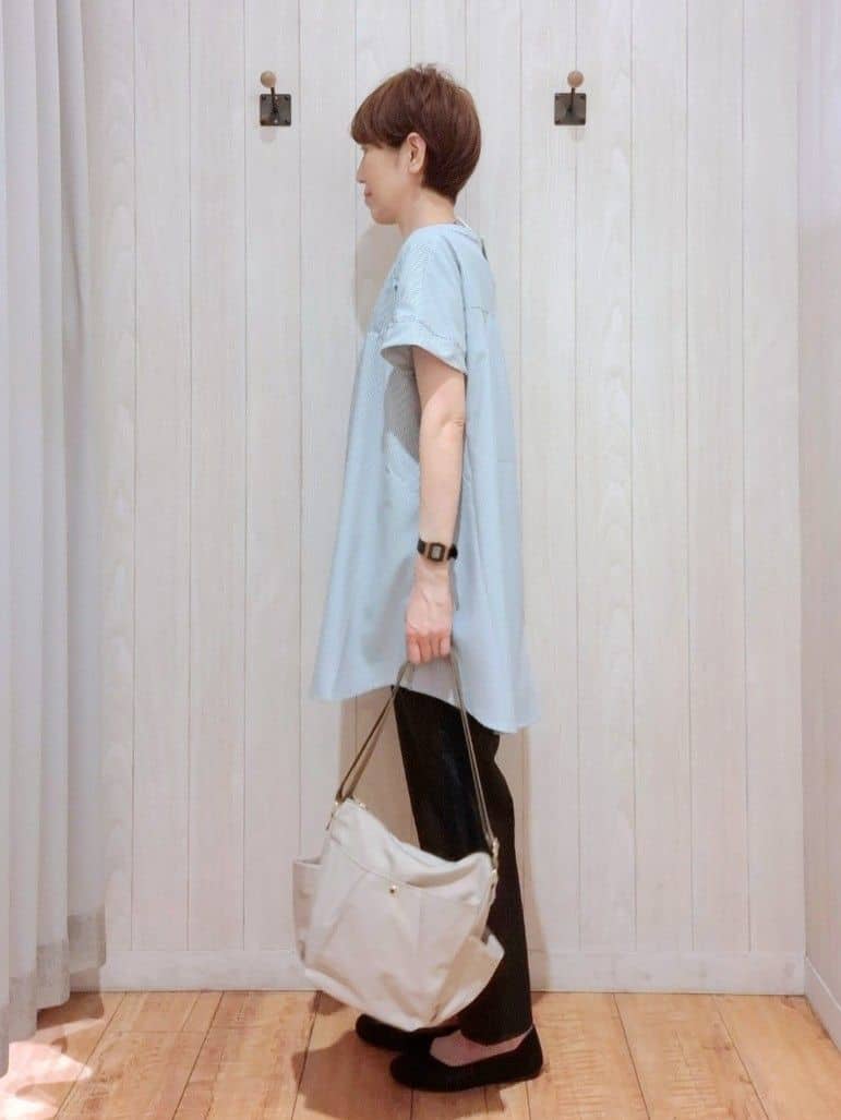 Ribさんの「SHOO･LA･RUE｜【S-LL/ひんやり/体型カバー】サッカーストライプ Aラインチュニックブラウス」を使ったコーディネート