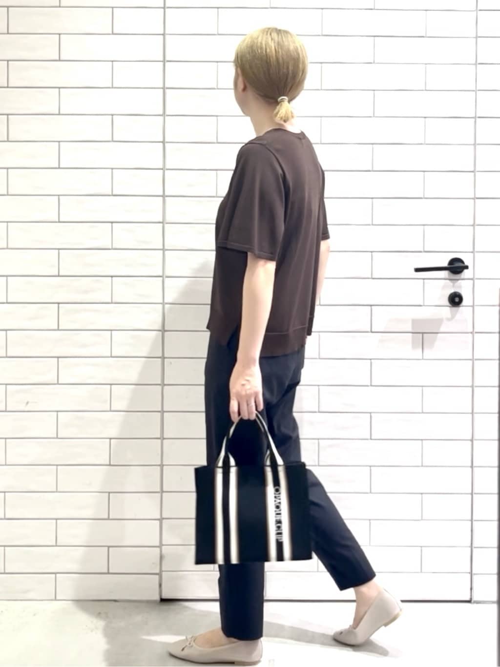 しおりさんの「OPAQUE.CLIP｜麻混ハイストレッチイージースティックパンツ【洗濯機洗い可】」を使ったコーディネート