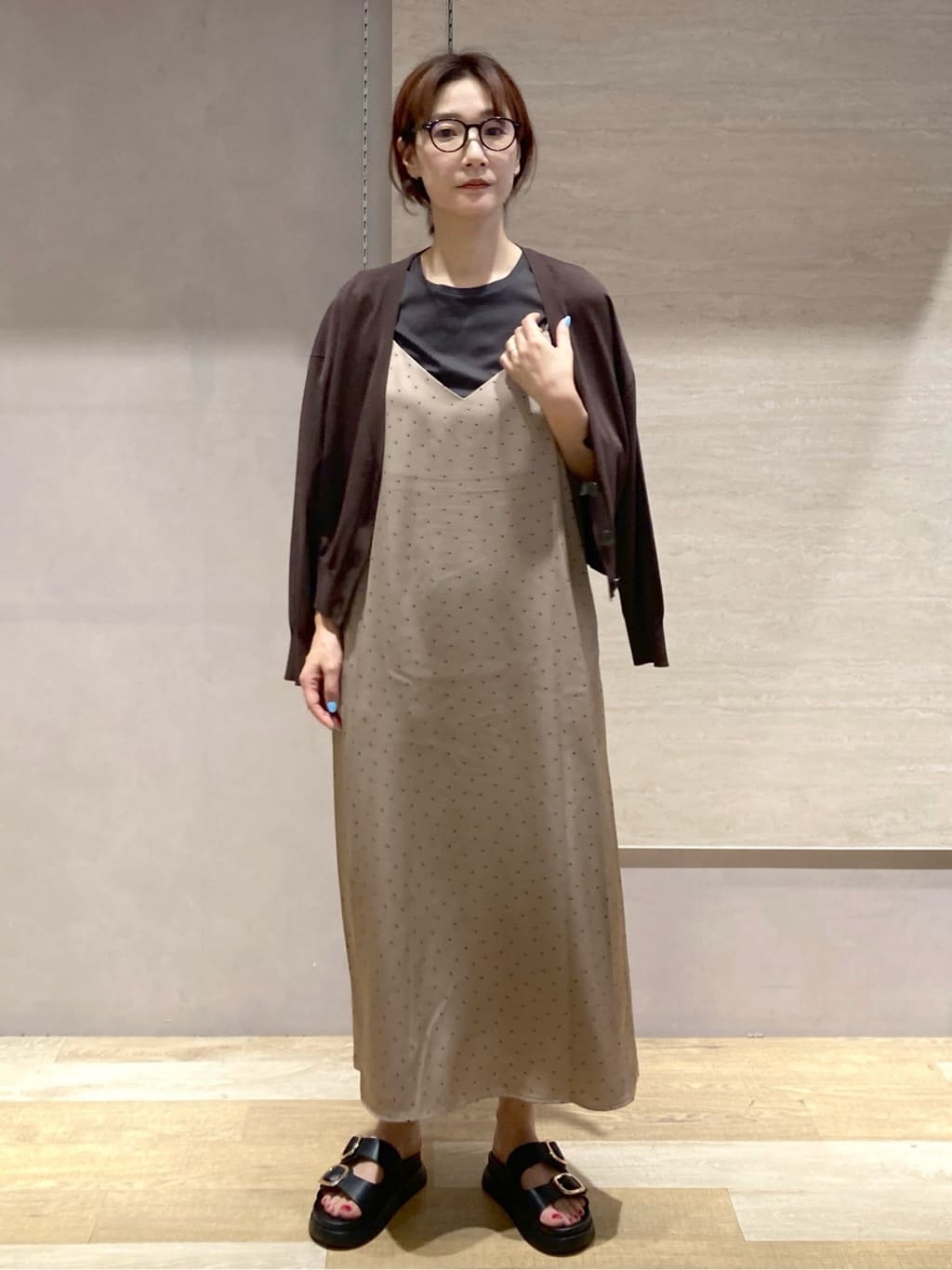 たけねぇさんの「OPAQUE.CLIP｜ランダムドット サテンキャミワンピース【洗濯機洗い可】」を使ったコーディネート