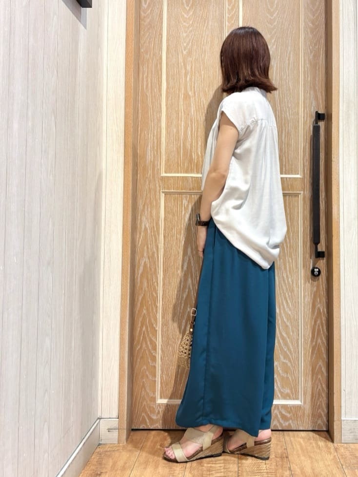 meiさんの「SHOO･LA･RUE｜【S-LL/洗濯後しわになりにくい】上品にきれい見え スラブギャザーブラウス」を使ったコーディネート