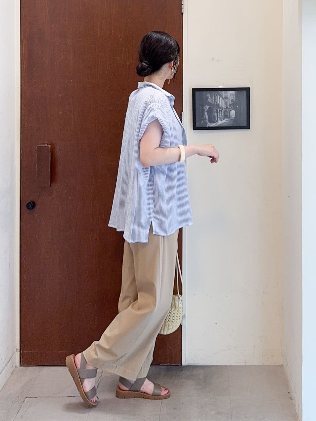 𝐇𝐢𝐫𝐨𝐦𝐢さんの「SHOO･LA･RUE｜【S-LL】さらシャリコットン 上品なシアー感のデザインシャツ」を使ったコーディネート