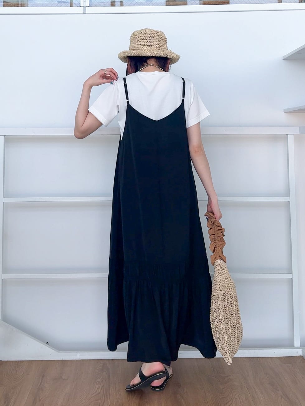 𝐜𝐡𝐢𝐤𝐚さんの「SHOO･LA･RUE｜【ひんやり】シャーリングがアクセントに 大人のデザインキャミワンピース」を使ったコーディネート