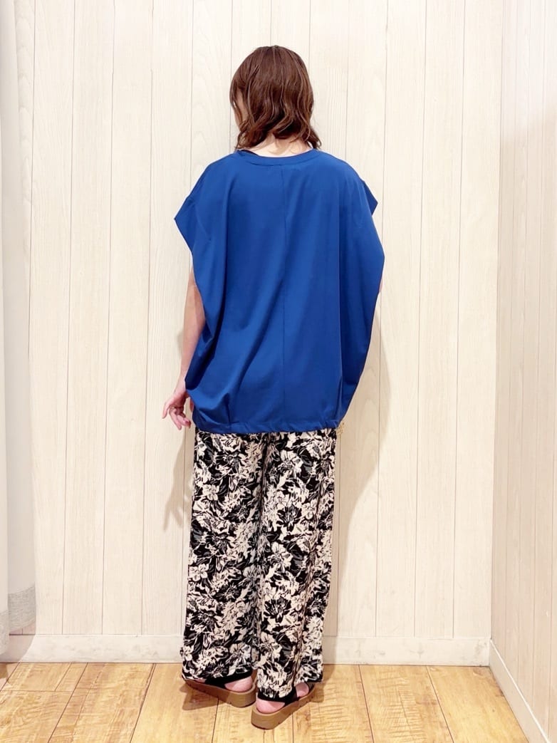 あいこさんの「SHOO･LA･RUE｜【S-LL/ひんやり/UV】二の腕をきれいにカバー ショルダータックトップス」を使ったコーディネート