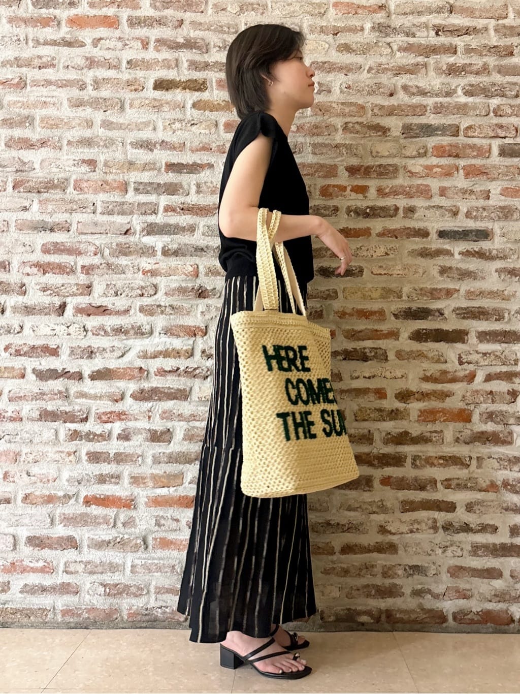 しばさんの「THE SHOP TK｜ラメシアーフレンチ袖トップス【セットUP可/洗濯機OK】」を使ったコーディネート