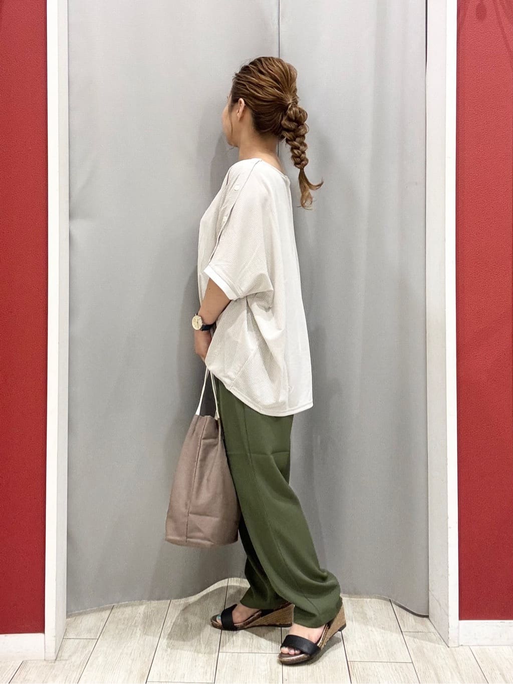 shioさんの「SHOO･LA･RUE｜【ひんやり/UV】高気温でも快適に インせず決まるドルマントップス」を使ったコーディネート