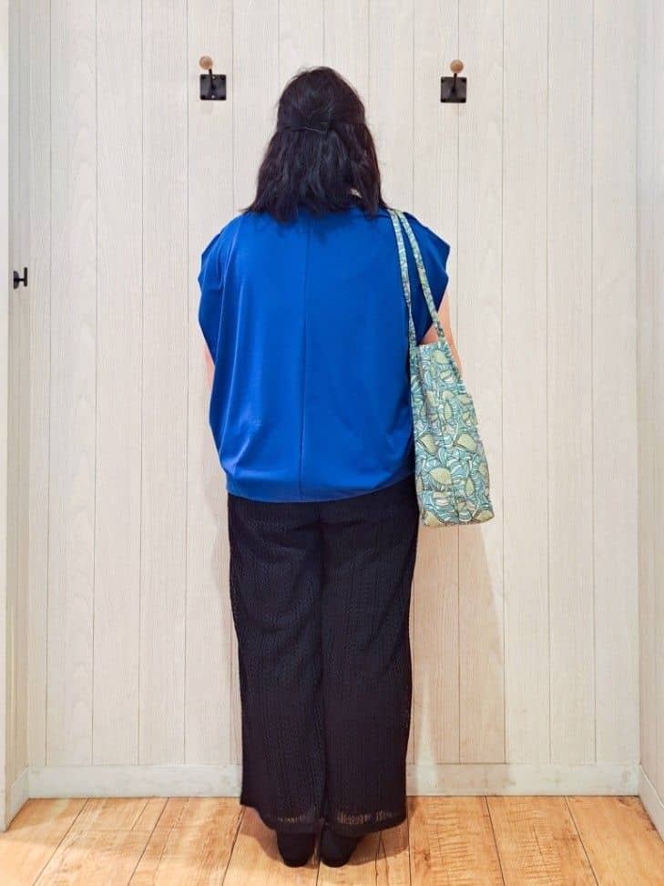 kotomiさんの「SHOO･LA･RUE｜【S-LL/ひんやり/UV】二の腕をきれいにカバー ショルダータックトップス」を使ったコーディネート
