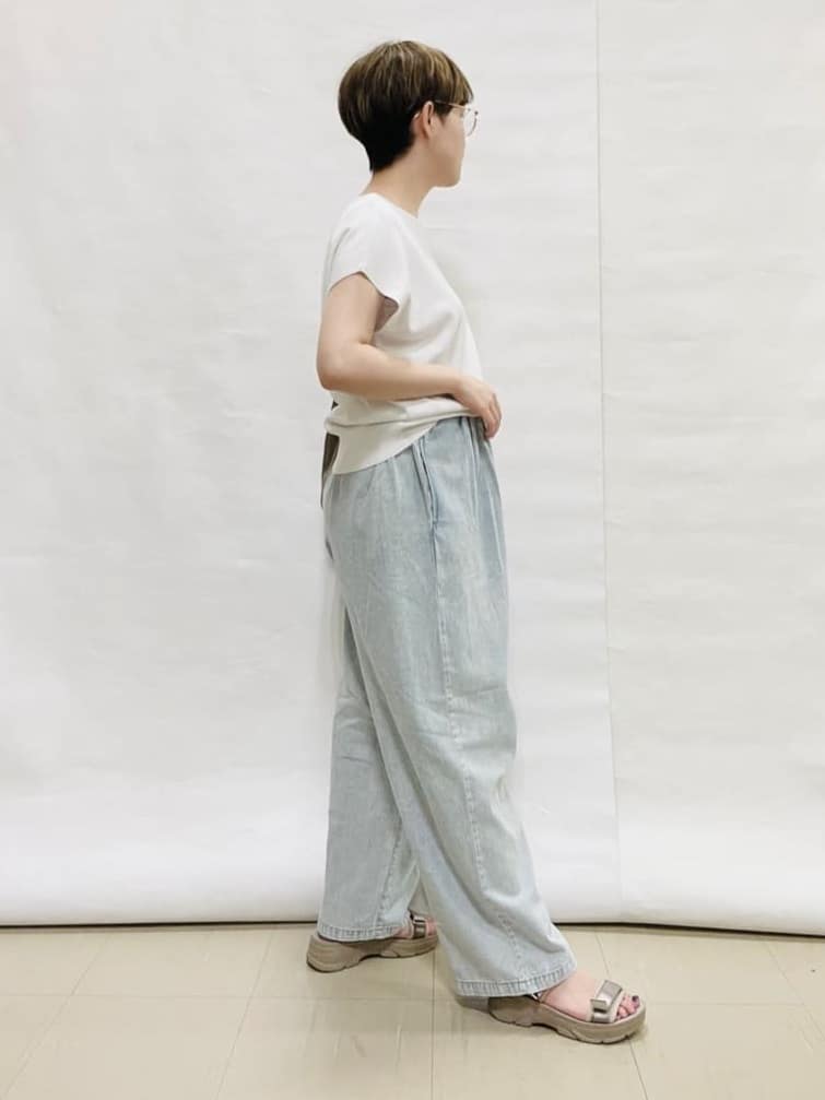 なっちゃんさんの「SHOO･LA･RUE｜暑い夏も軽やかに デニムイージーワイドパンツ」を使ったコーディネート