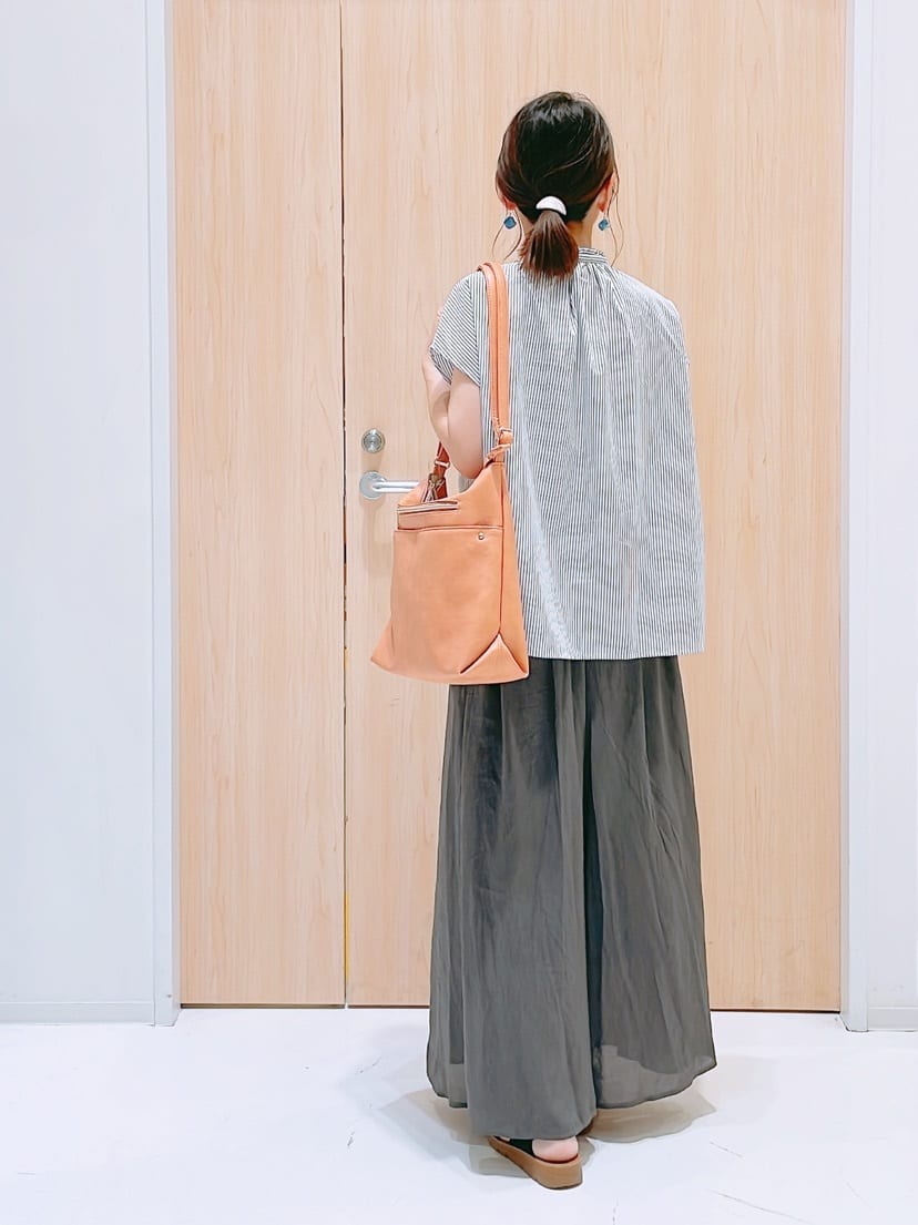 kinaさんの「SHOO･LA･RUE｜【洗える/S-LL】プチフリル襟が女性らしい フレンチスリーブシャツ」を使ったコーディネート