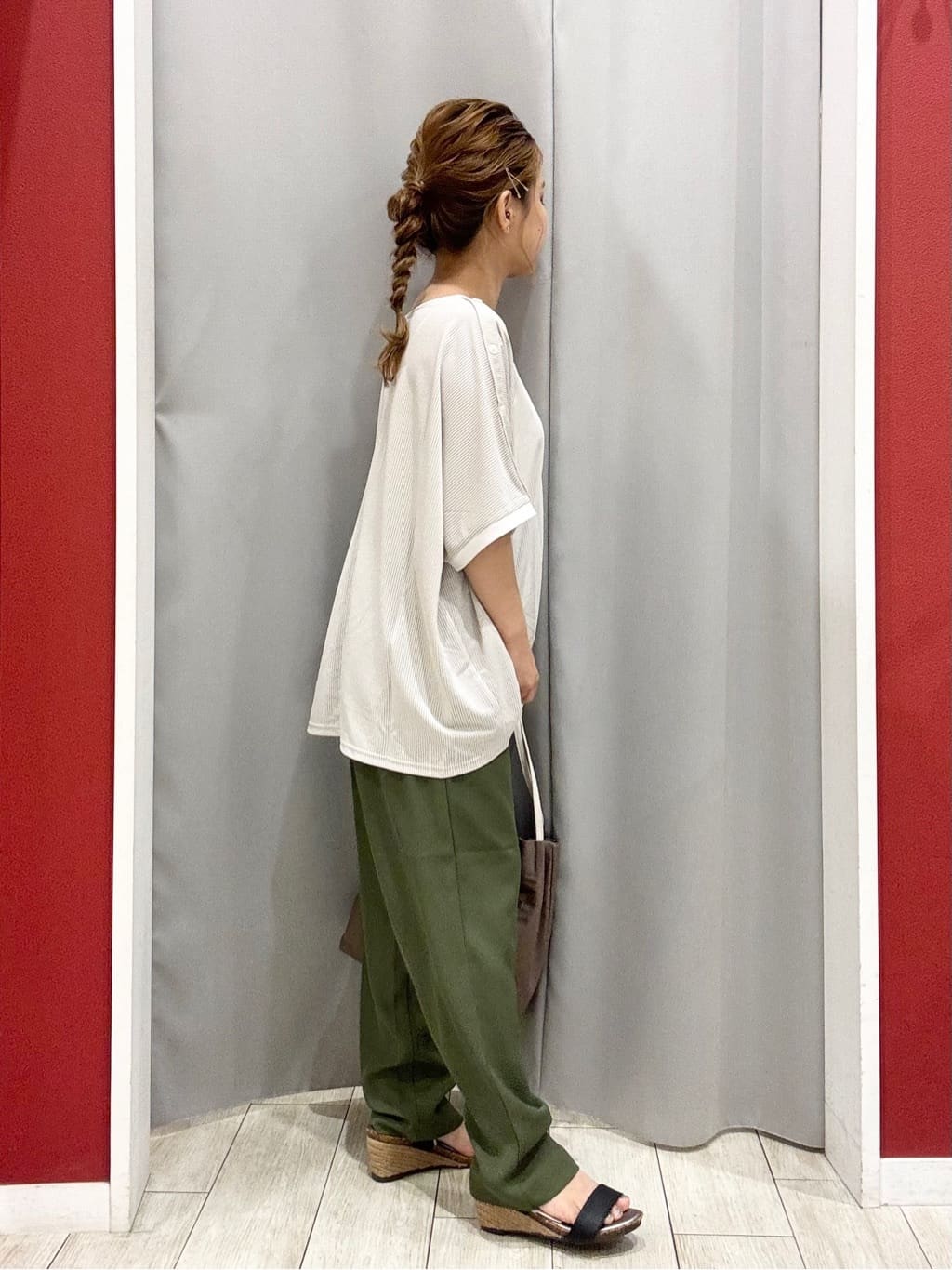 shioさんの「SHOO･LA･RUE｜【ひんやり/UV】高気温でも快適に インせず決まるドルマントップス」を使ったコーディネート