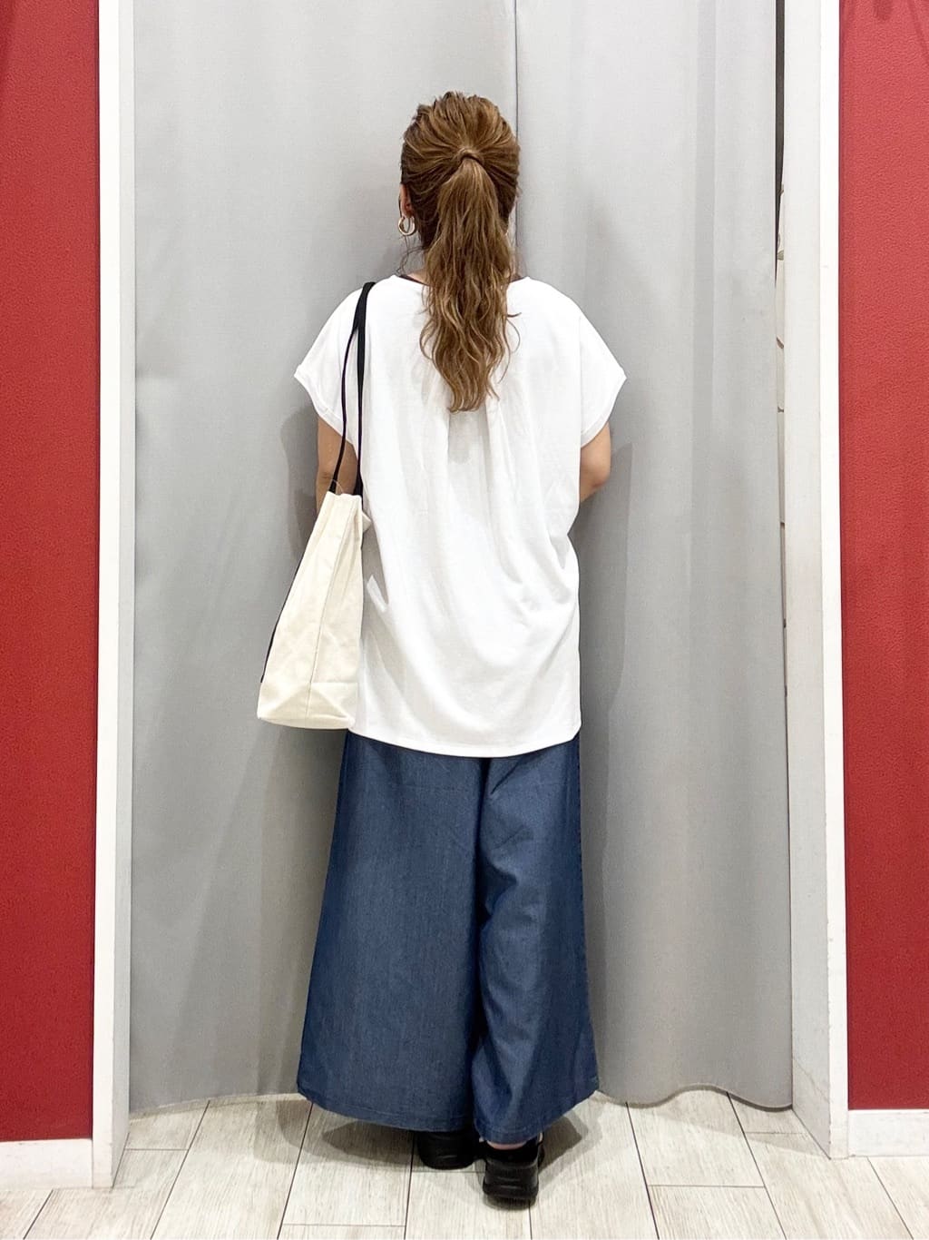 shioさんの「SHOO･LA･RUE｜【洗える/S-LL/ひんやり】金ボタンがアクセント　大人のデニムガウチョパンツ」を使ったコーディネート