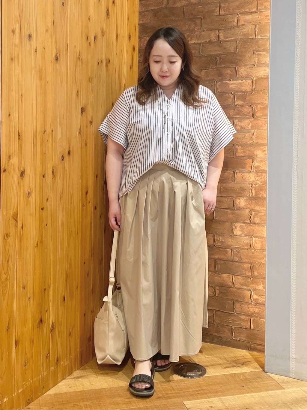 Risaさんの「SHOO･LA･RUE｜きれいめカジュアルに ラメストライプ ポンチョ風シャツ」を使ったコーディネート