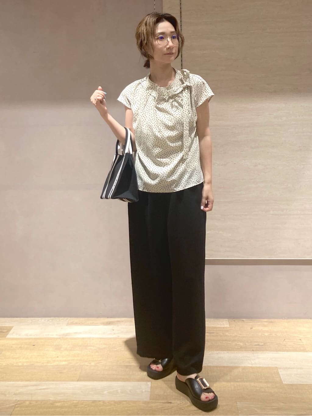 たけねぇさんの「OPAQUE.CLIP｜ラッピングボウタイドットブラウス【洗濯機洗い可】」を使ったコーディネート