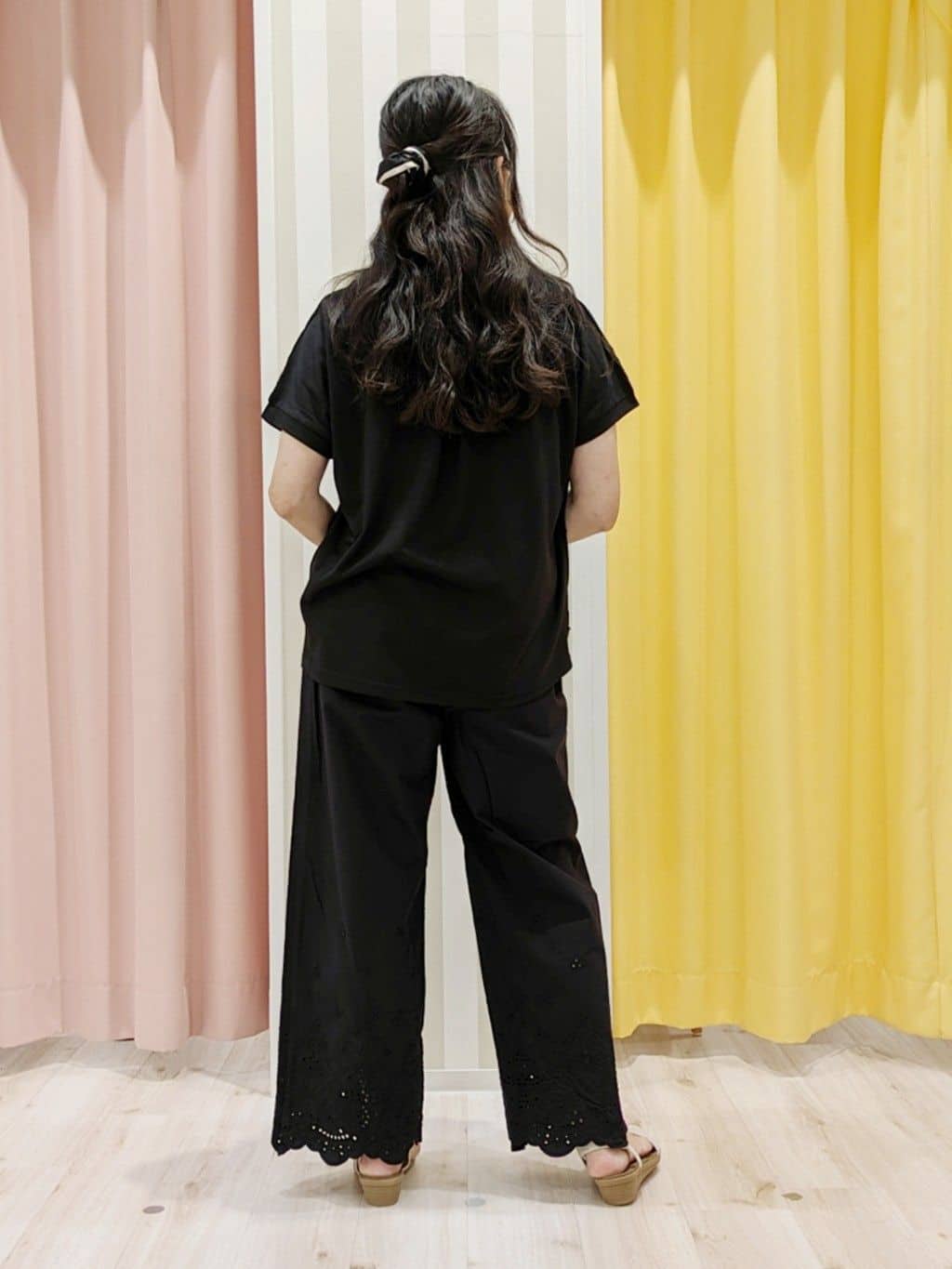 かずみさんの「SHOO･LA･RUE｜【S-LL】華やかさをプラスする 裾刺繍ストレートパンツ」を使ったコーディネート