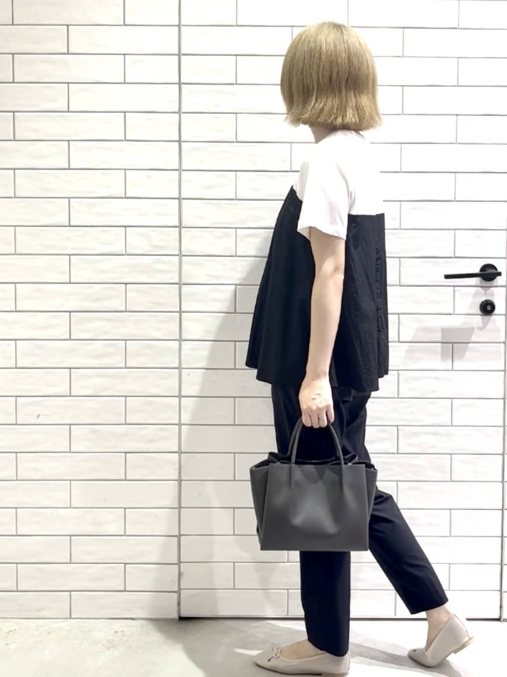 しおりさんの「OPAQUE.CLIP｜麻混ハイストレッチイージースティックパンツ【洗濯機洗い可】」を使ったコーディネート
