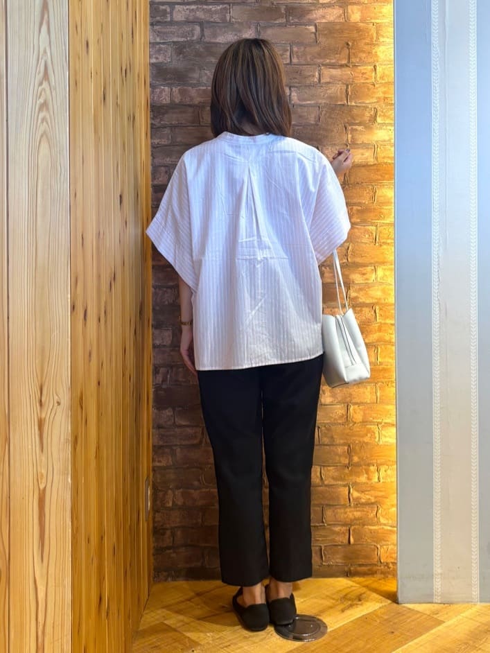 mieさんの「SHOO･LA･RUE｜きれいめカジュアルに ラメストライプ ポンチョ風シャツ」を使ったコーディネート