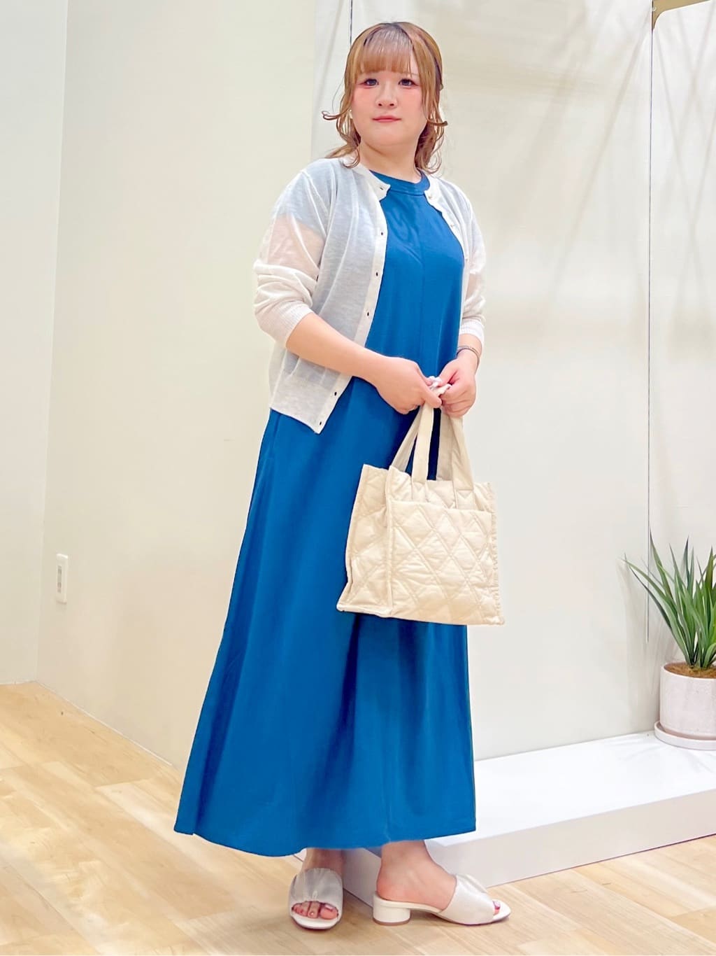 みことさんの「grove｜【雑誌掲載】洗えるシアーカーディガン」を使ったコーディネート