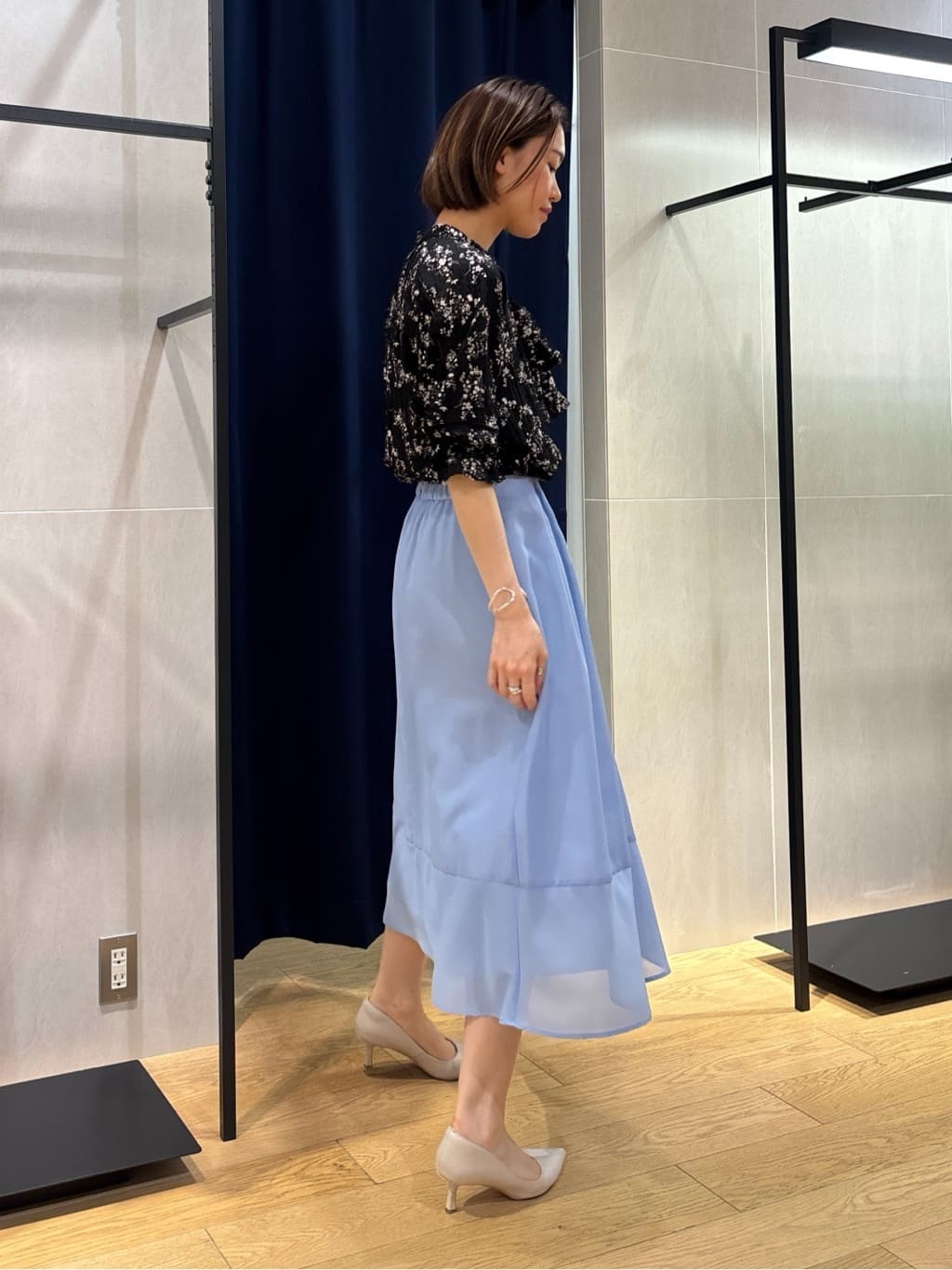 kanaeさんの「INDIVI｜【モノトーン小花柄／シャーリング素材】ボリューム袖エアリーブラウス」を使ったコーディネート