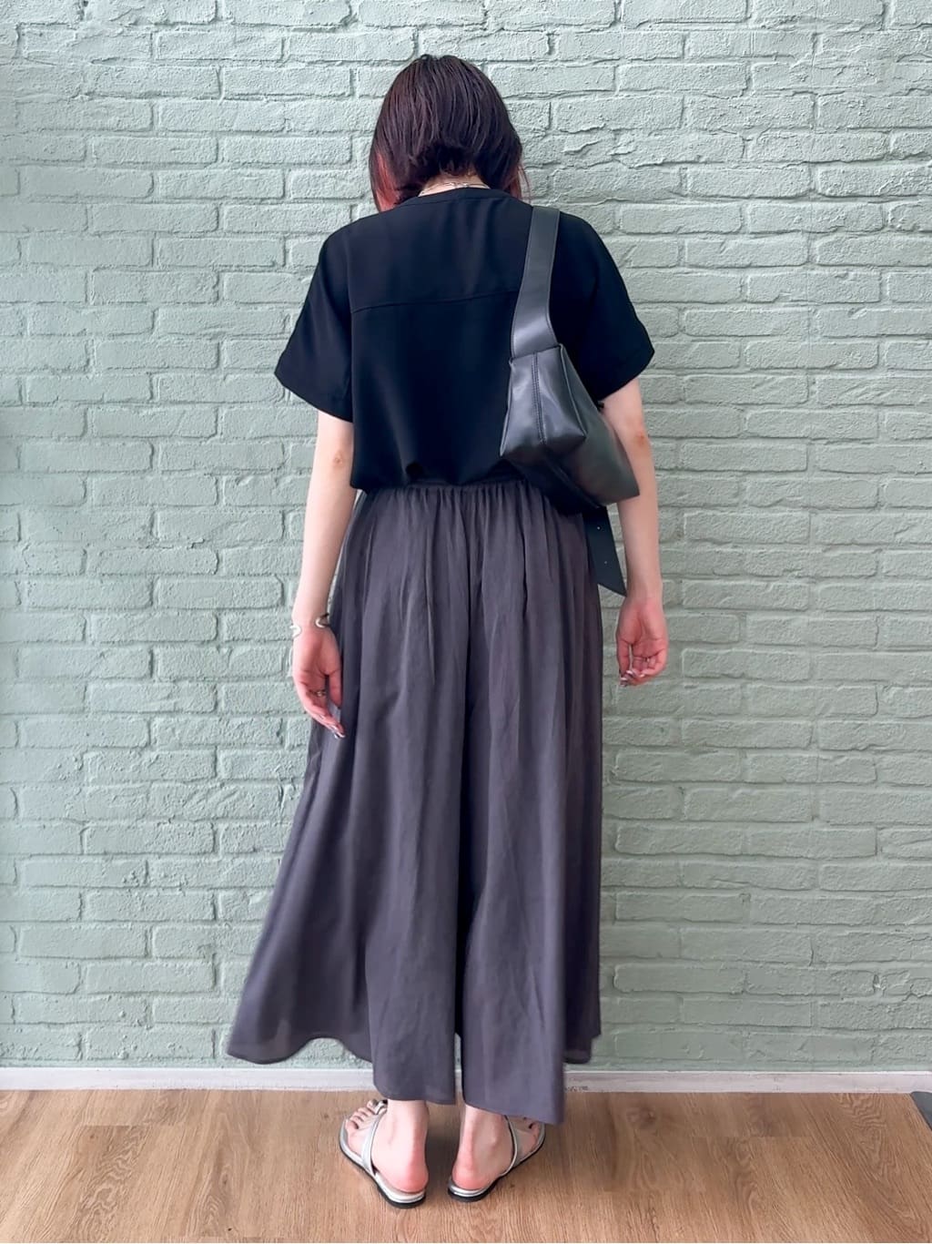 𝐜𝐡𝐢𝐤𝐚さんの「SHOO･LA･RUE｜【洗える/プチプラ】大人の抜け感をプラスする バンドカラーシャツ」を使ったコーディネート