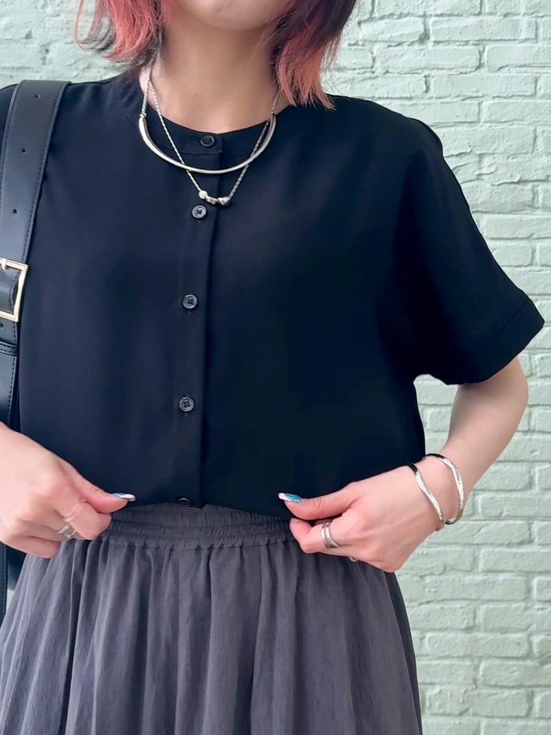 𝐜𝐡𝐢𝐤𝐚さんの「SHOO･LA･RUE｜【洗える/プチプラ】大人の抜け感をプラスする バンドカラーシャツ」を使ったコーディネート