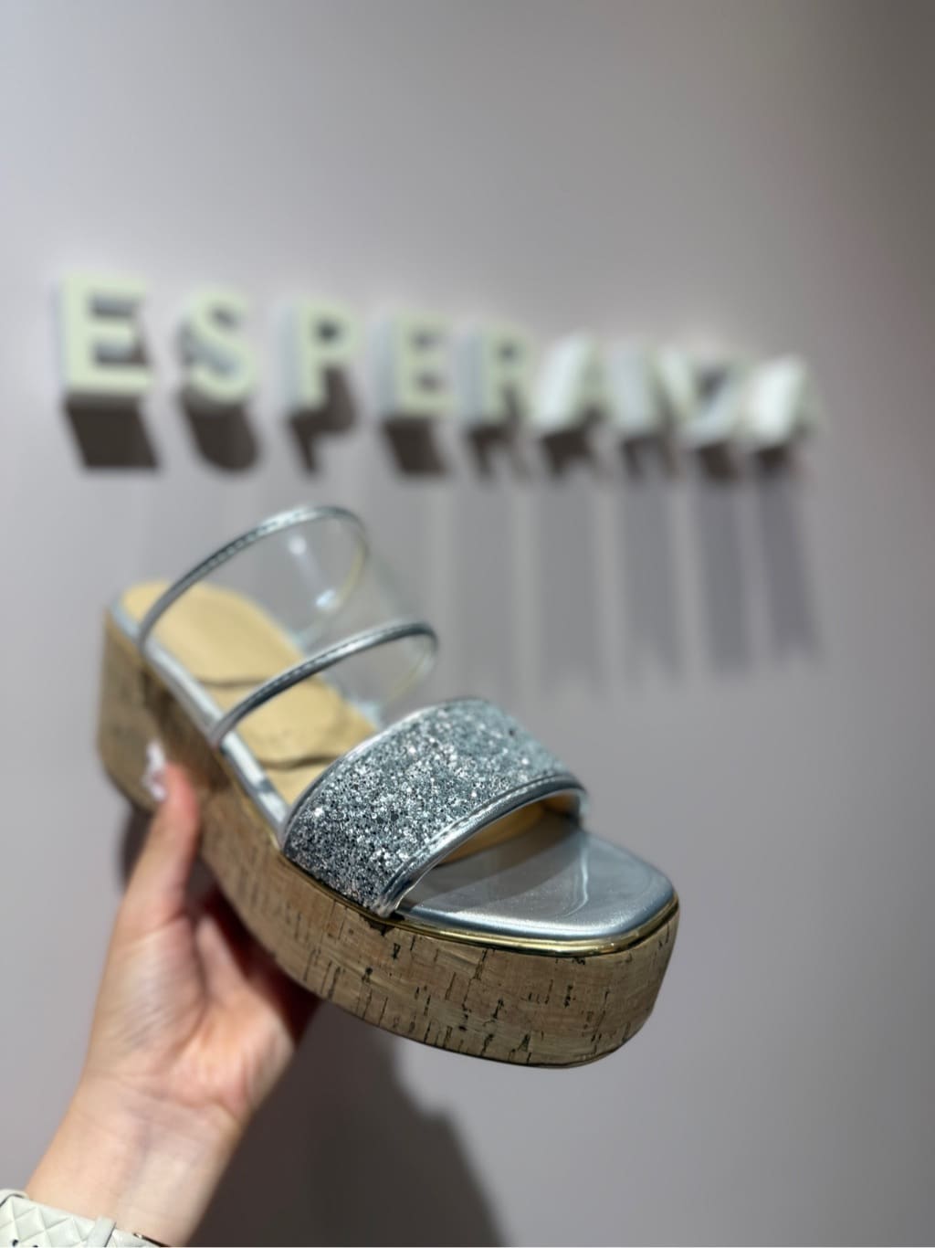 neinaさんの「ESPERANZA｜グリッター&times;クリアベルト 厚底コルクサンダル」を使ったコーディネート