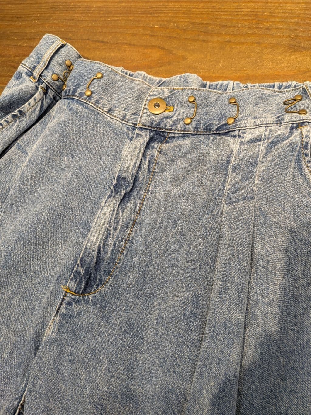 okcさんの「THE SHOP TK｜ツータックワイドデニムパンツ」を使ったコーディネート