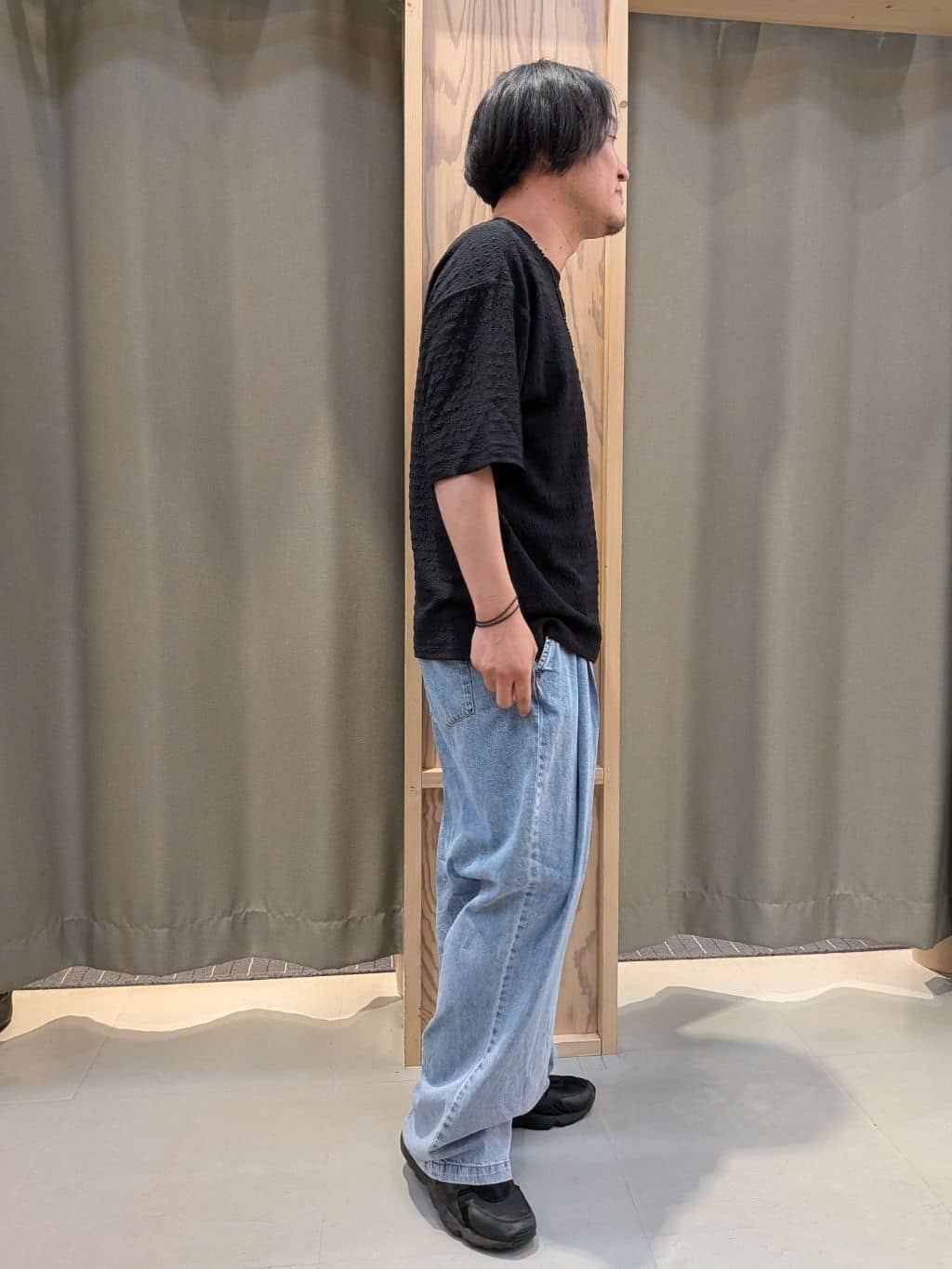 okcさんの「THE SHOP TK｜ツータックワイドデニムパンツ」を使ったコーディネート