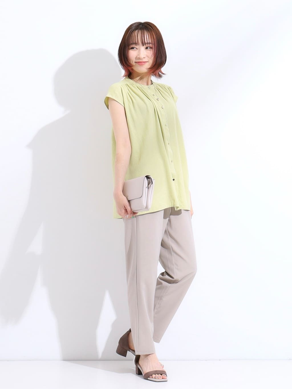 𝐜𝐡𝐢𝐤𝐚さんの「SHOO･LA･RUE｜【S-LL/洗濯後しわになりにくい】上品にきれい見え スラブギャザーブラウス」を使ったコーディネート