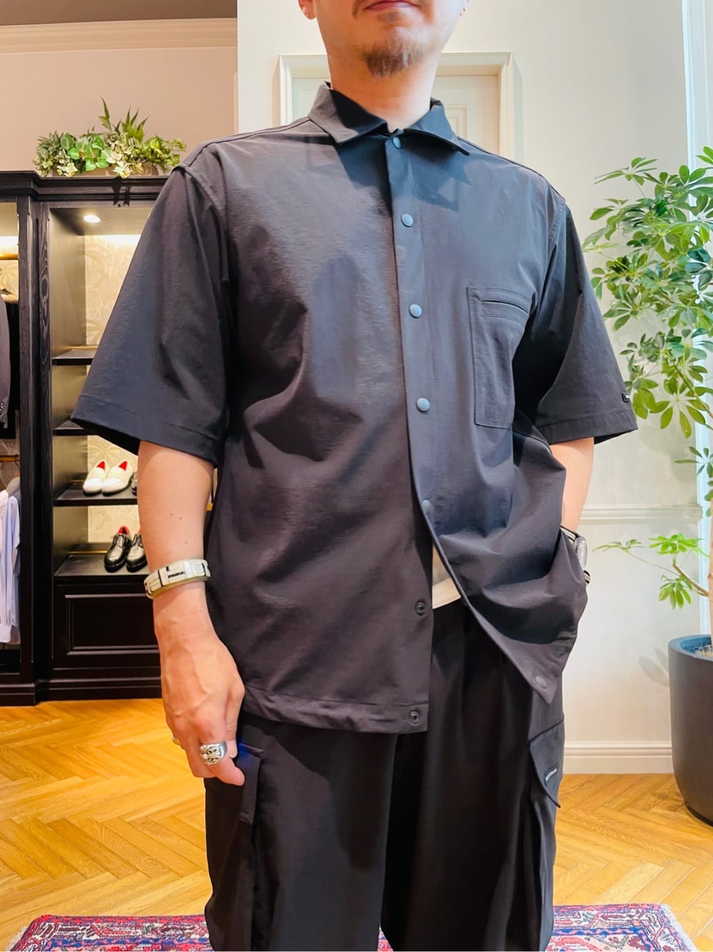 鶴田大士さんの「DRESSTERIOR｜◆【セットアップ可】2WAYストレッチ ワイドカーゴパンツ」を使ったコーディネート