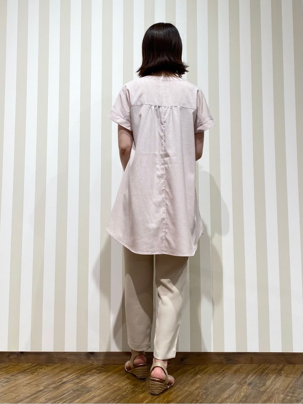 SAOさんの「SHOO･LA･RUE｜【S-LL/ひんやり/体型カバー】サッカーストライプ Aラインチュニックブラウス」を使ったコーディネート
