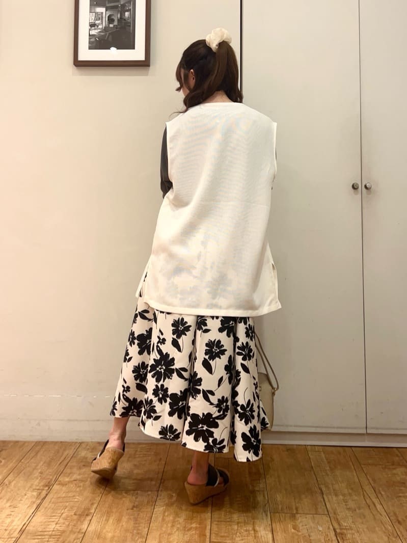 AIRIさんの「SHOO･LA･RUE｜【S-LL】夏のレイヤードコーデに さらりと着られるメッシュジレ」を使ったコーディネート
