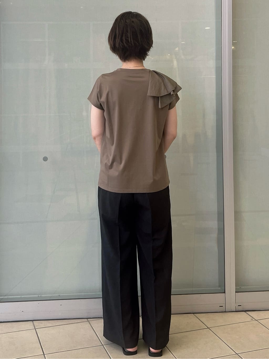 yo-koさんの「OPAQUE.CLIP｜ショルダーフリルドッキングカットソー【洗濯機洗い可】」を使ったコーディネート