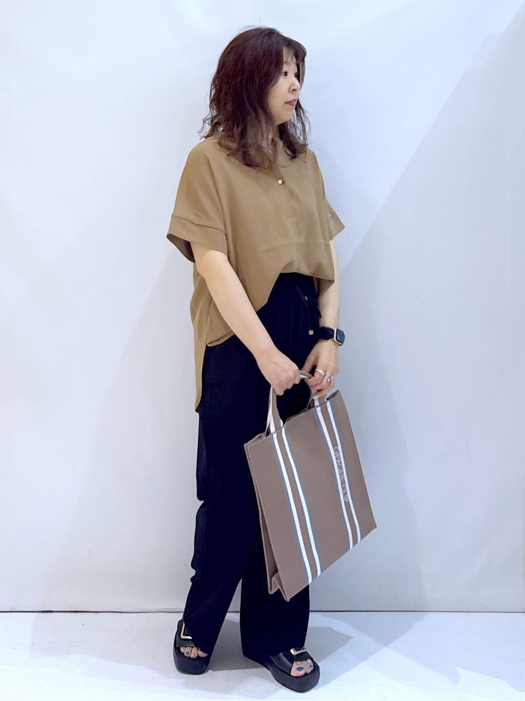 nakkoさんの「OPAQUE.CLIP｜《5色展開／SS-LLサイズ》スキッパー金ボタンブラウス／セットアップ対応【防シワ／ストレッチ／洗濯」を使ったコーディネート