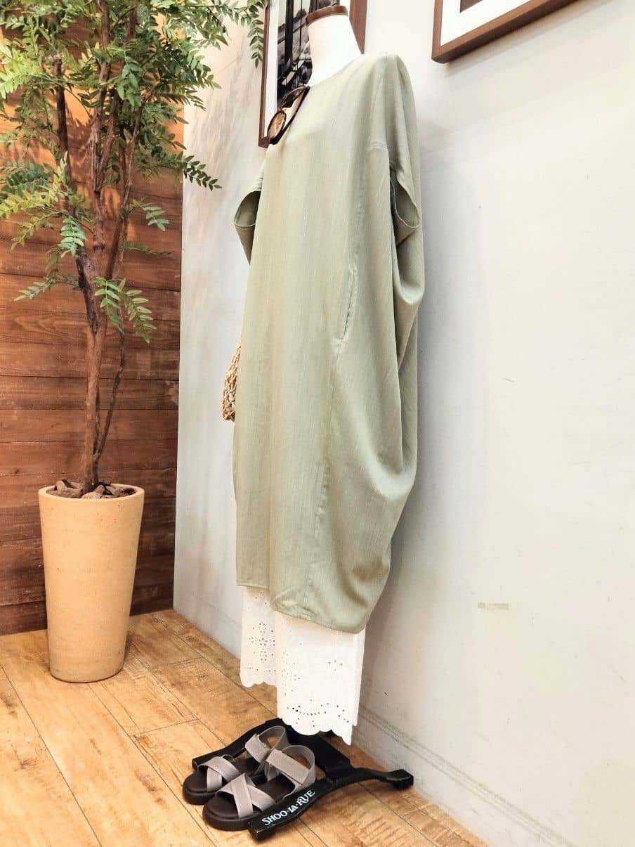 うっちーさんの「SHOO･LA･RUE｜【S-LL】楽にサマ見え コクーンシルエットの涼やかワンピース」を使ったコーディネート