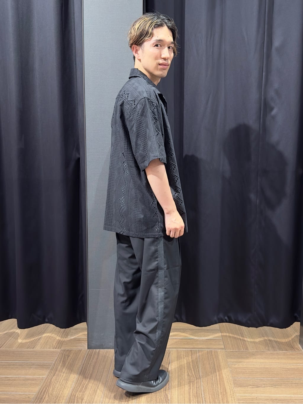 tomoyaさんの「THE SHOP TK｜ツイルキーネック 半袖Tシャツ 接触冷感/洗濯機OK」を使ったコーディネート