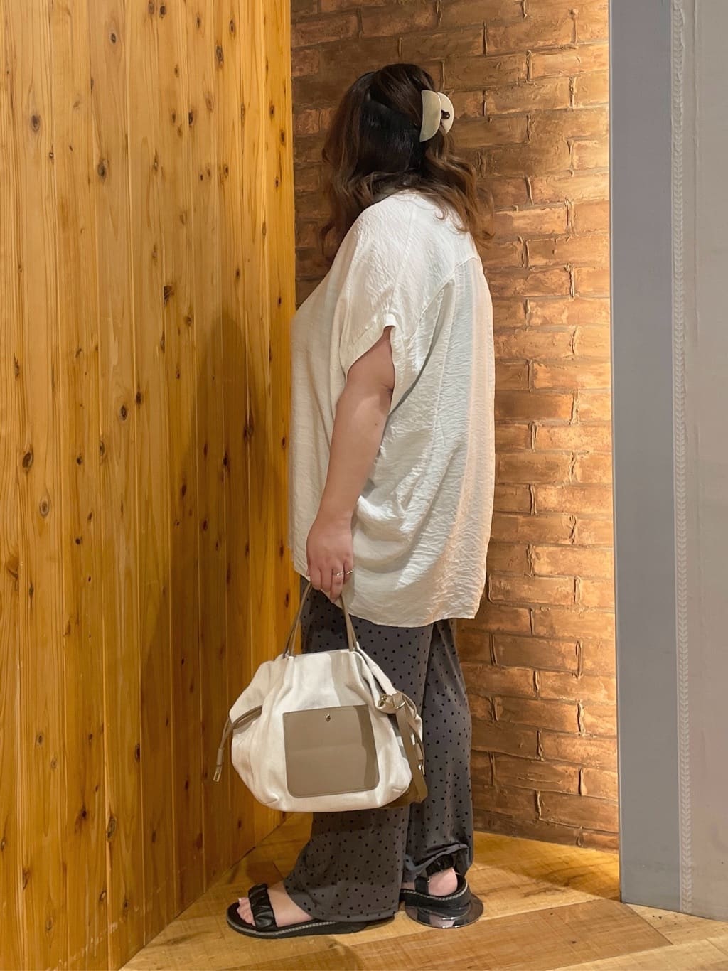 Risaさんの「SHOO･LA･RUE｜【ひんやり】すっきりきれいに体型カバー コクーンシルエットワンピース」を使ったコーディネート