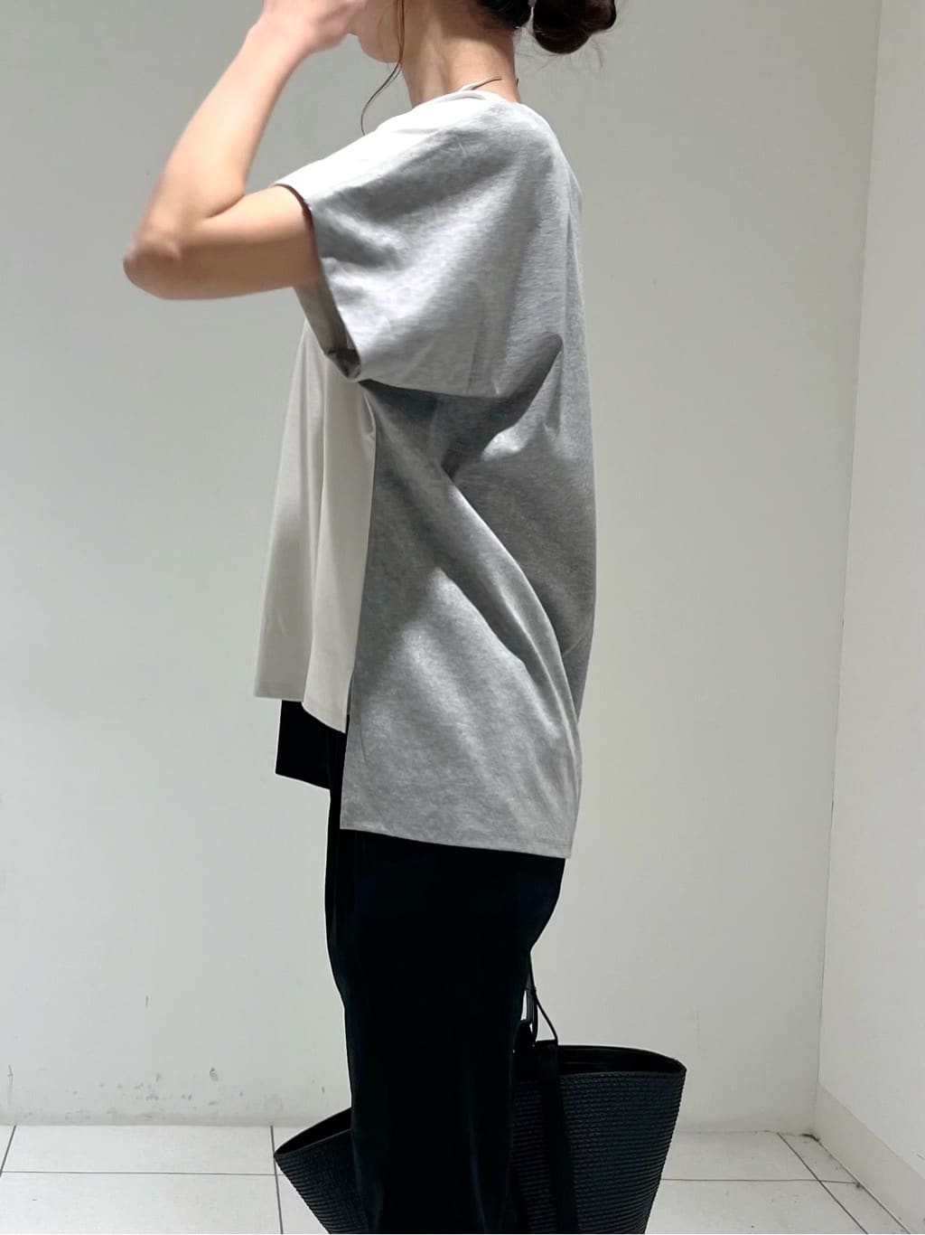 shioriさんの「INDIVI｜【洗える／汗ジミ防止】バイカラー＆アシメヘム Tシャツ」を使ったコーディネート
