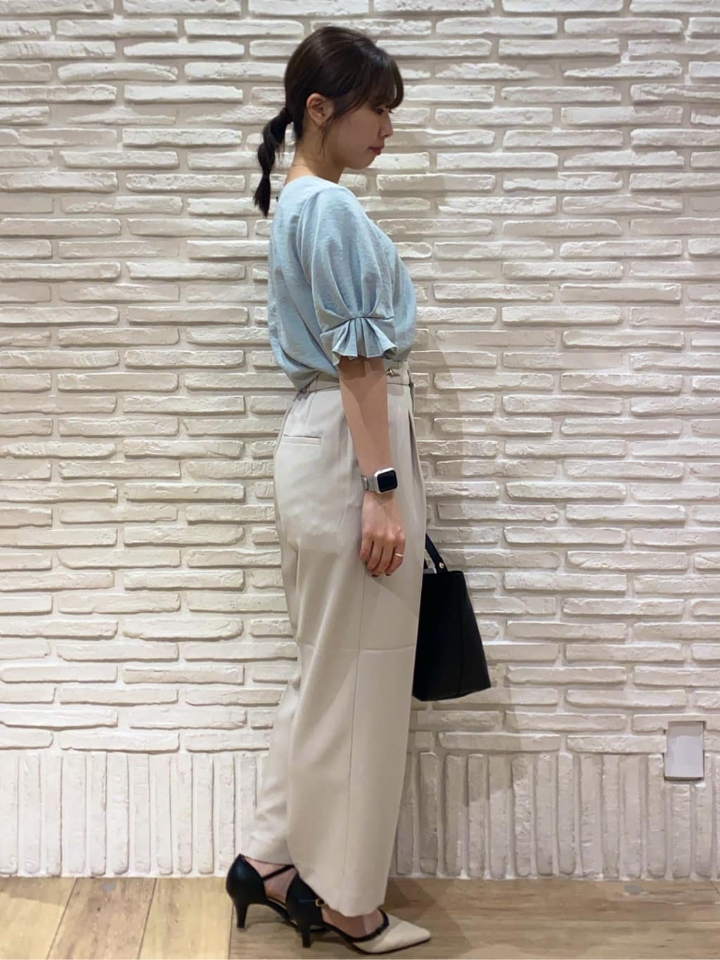 KARENさんの「index｜《8色展開／XS-LLサイズ》タックパフスリーブブラウス【洗濯機洗い可／吸水速乾／防シワ／抗ピル】」を使ったコーディネート