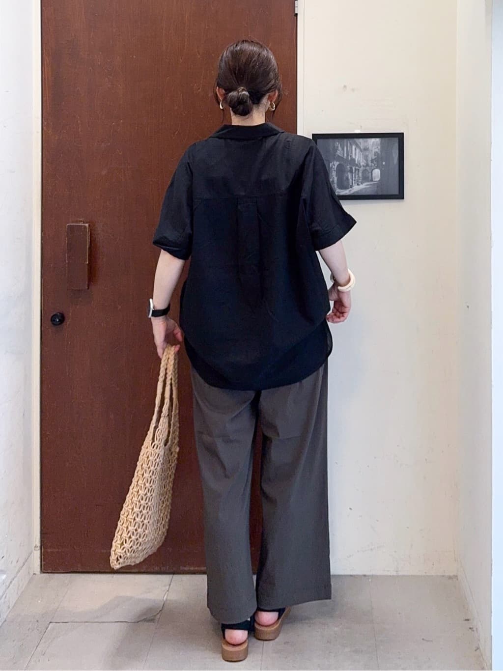𝐇𝐢𝐫𝐨𝐦𝐢さんの「SHOO･LA･RUE｜【S-LL/UV/接触冷感/抗菌防臭】体型を自然にカバー フレンチリネンブレンド襟付ドルマンシャツ」を使ったコーディネート