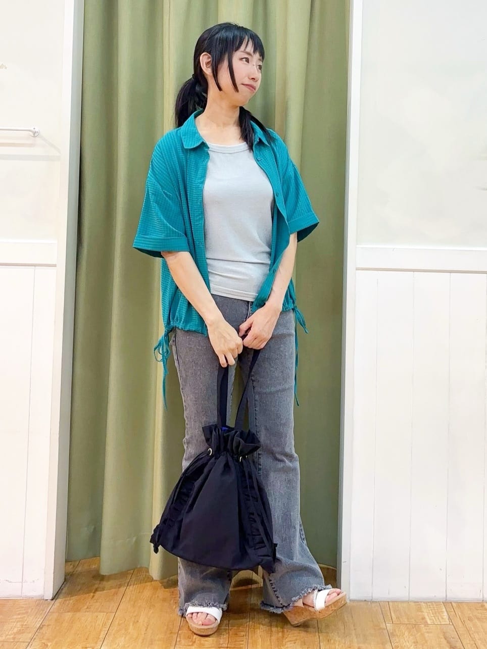 ゆうさんの「SHOO･LA･RUE｜シルエット変化を楽しめる シアーチェックドロストシャツ」を使ったコーディネート