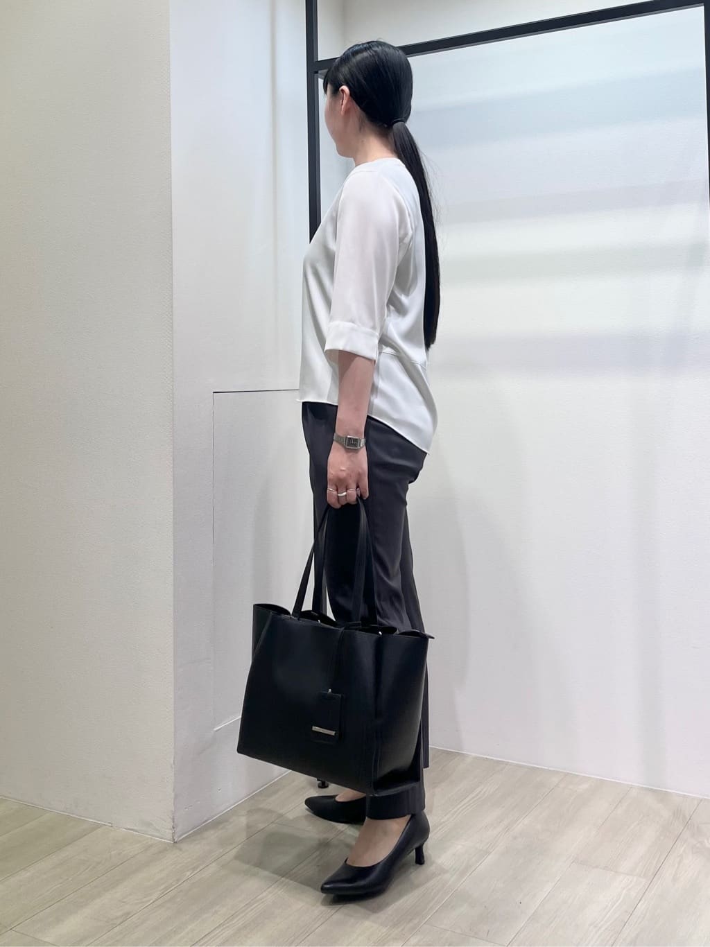 hasuさんの「INDIVI｜【パンツ人気1位／褒められパンツ／洗える】ウエストゴムタックテーパードパンツ」を使ったコーディネート