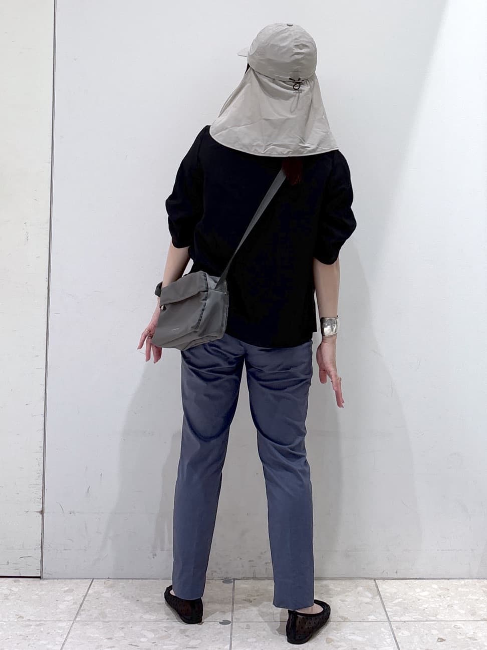 mameさんの「OPAQUE.CLIP｜麻混ハイストレッチイージースティックパンツ【洗濯機洗い可】」を使ったコーディネート