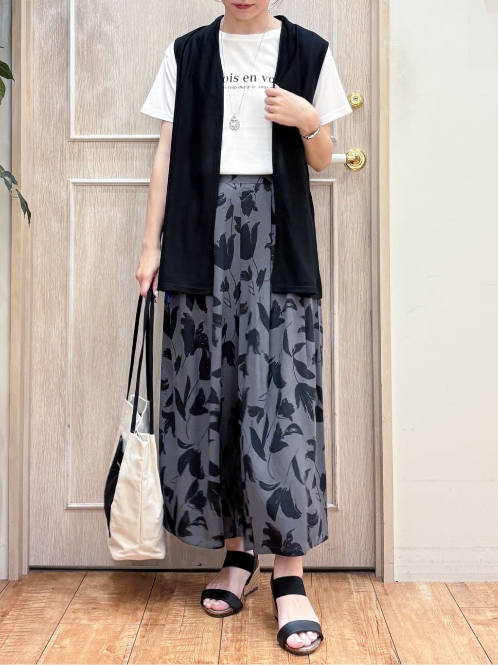 なみさんの「SHOO･LA･RUE｜【2点セット】着回しいろいろ ジレ＋ロゴTシャツ」を使ったコーディネート